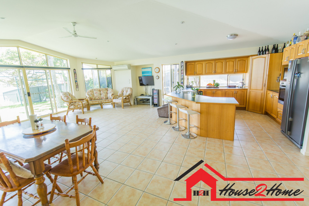  START YOUR NEW YEAR ON THE LAKE AT CABBAGE TREE POINT