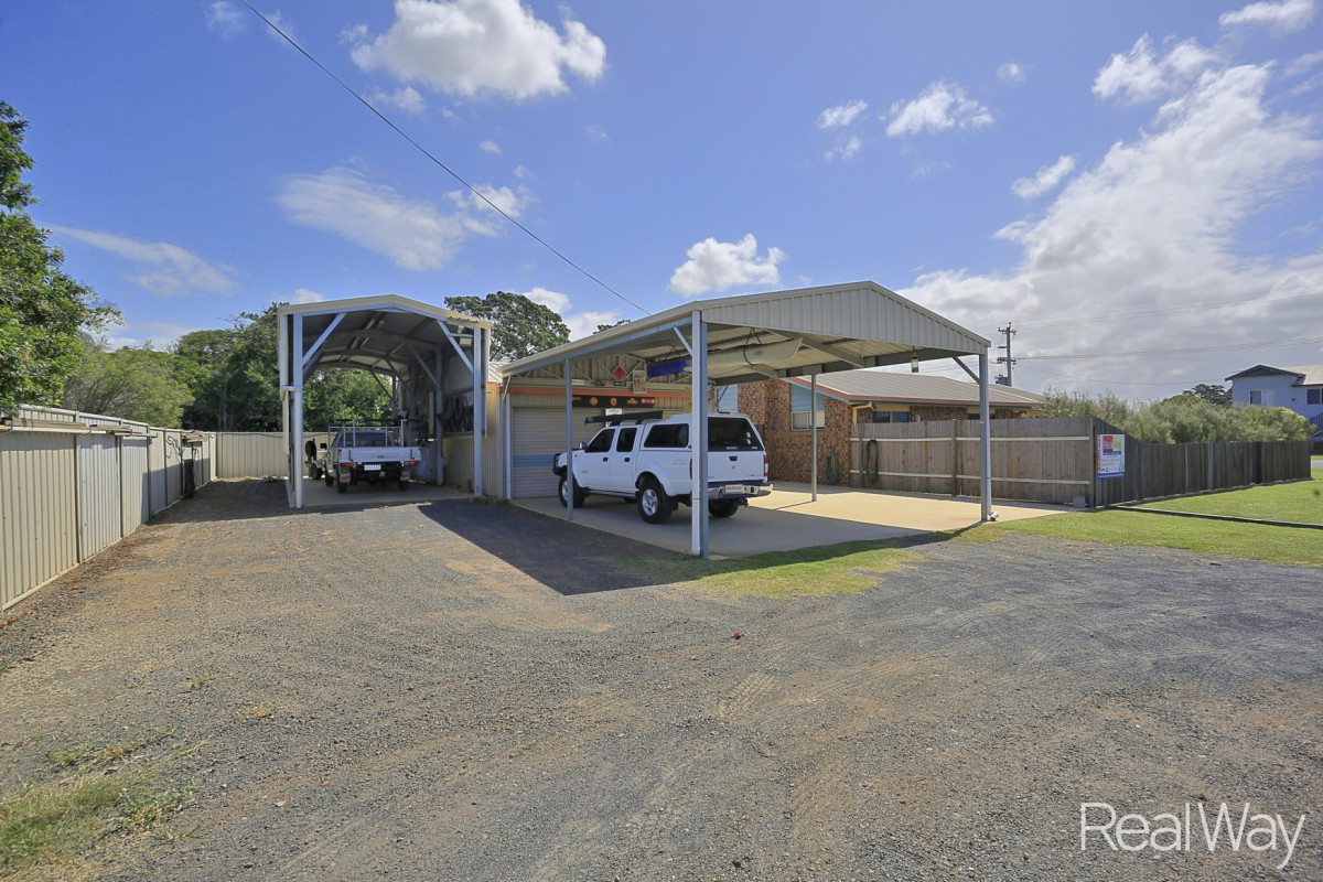  Picture Perfect Home With Sheds Galore Caravan / Boat / Truck Storage!