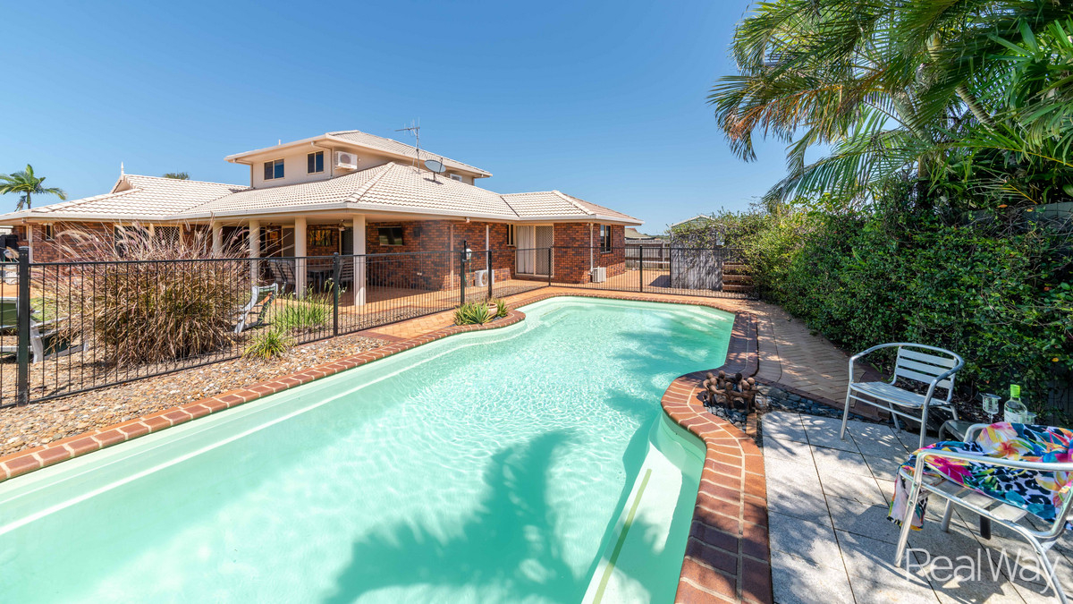  Stunning 5 Bedroom Executive home In popular Avoca with Pool & a View!