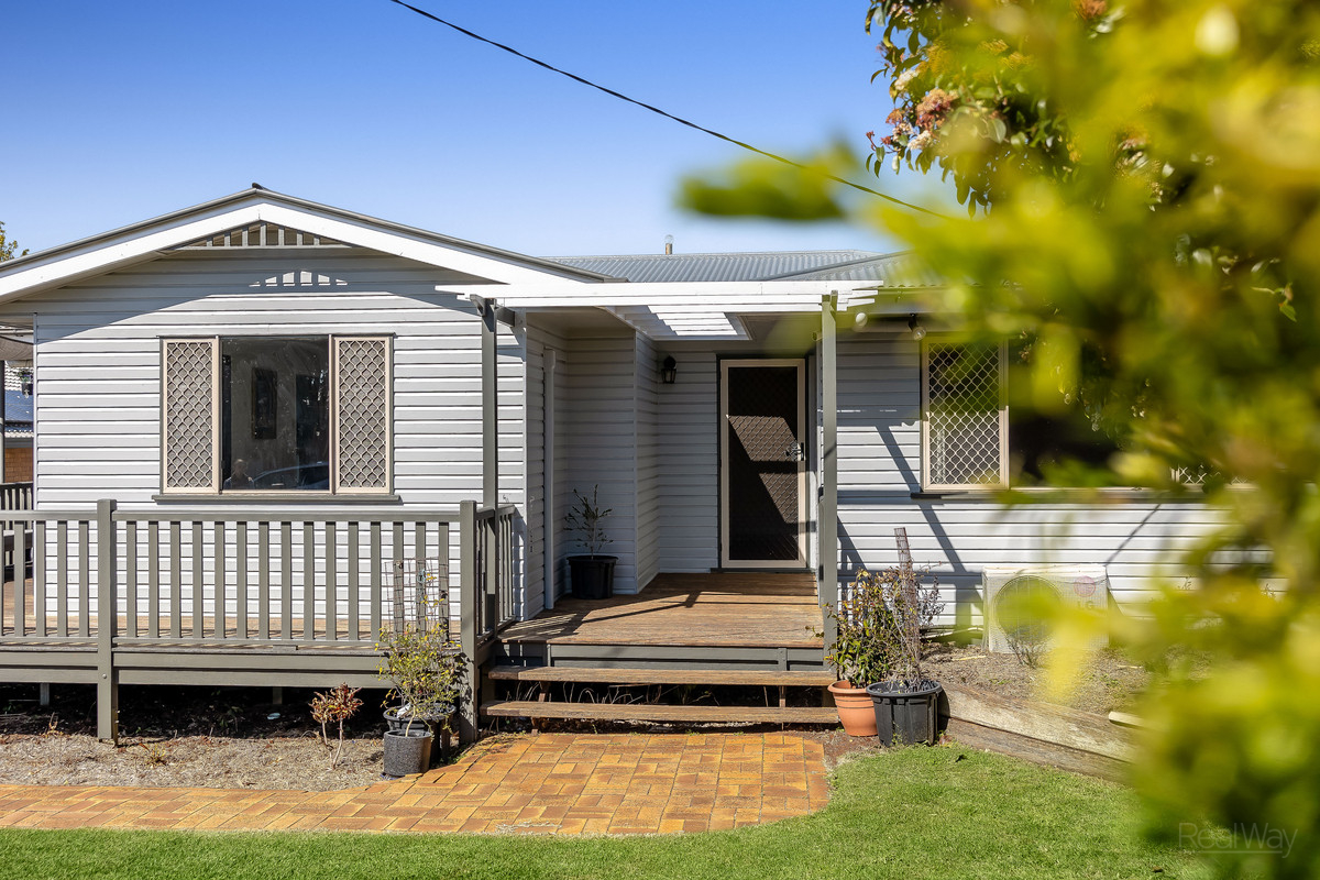 TIDY FAMILY HOME WITH FANTASTIC INDOOR AND OUTDOOR LIVING OPTIONS ...