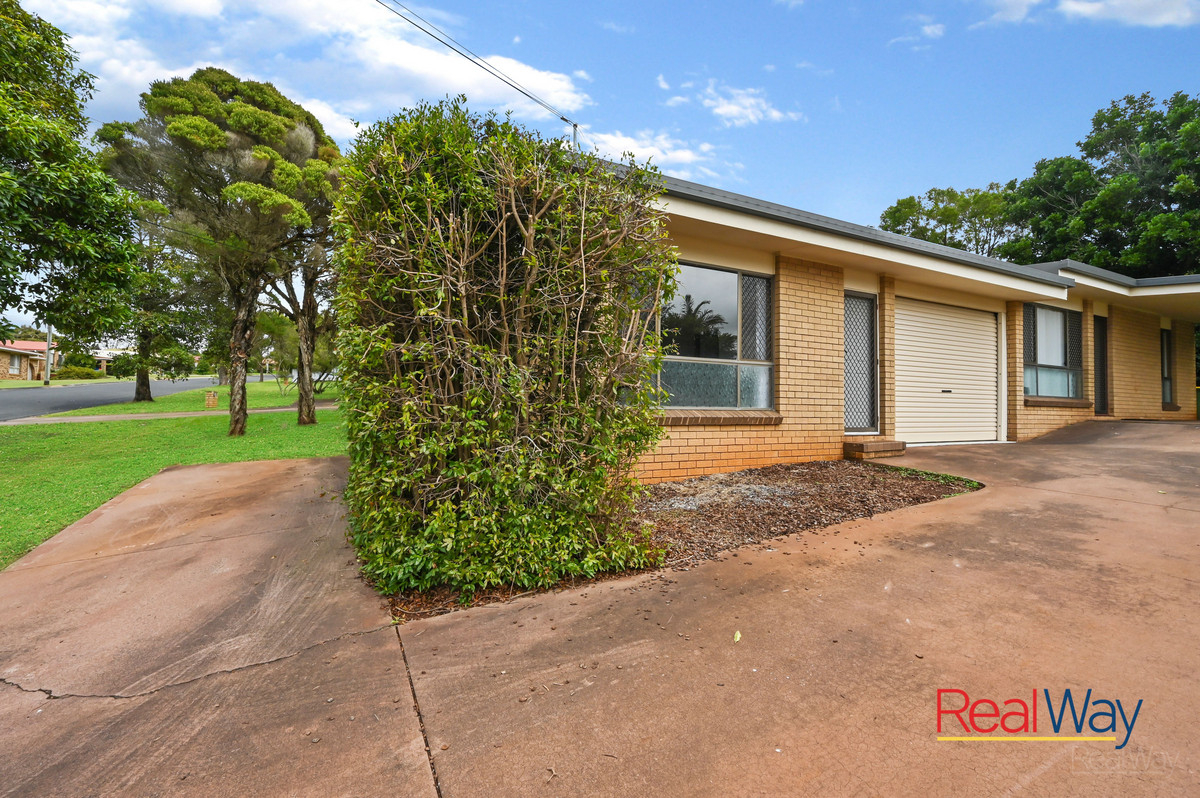 Charming low maintenance Centenary Heights Unit! Get in quick this won