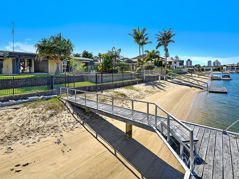 2 / 11 Beverley Crescent, Broadbeach Waters Qld 4218 JW Prestige Agents