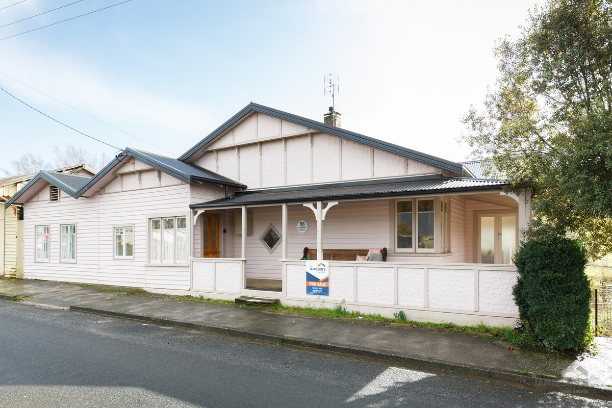 Country Charm Lee Jamieson's Real Estate