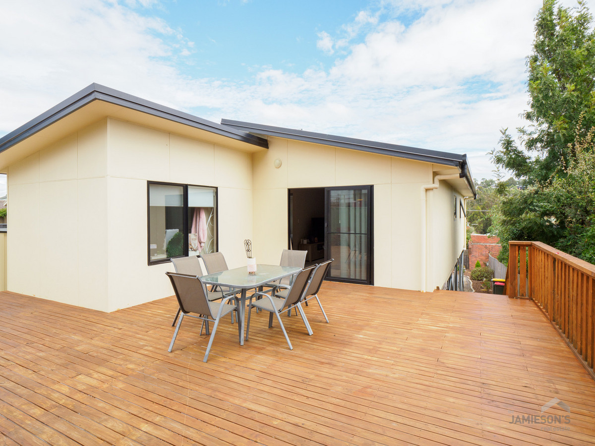 Low Maintenance Entertainer’s Home Lee Jamieson's Real Estate