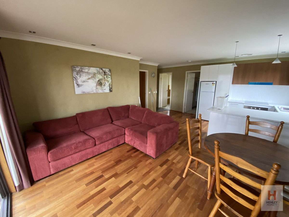  2 Bedroom Apartment W garage Available On A 12 Month Lease 