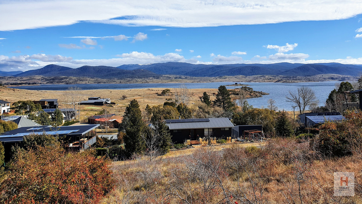  Breathtaking views of Lake Jindabyne and the Snowy Mountains.