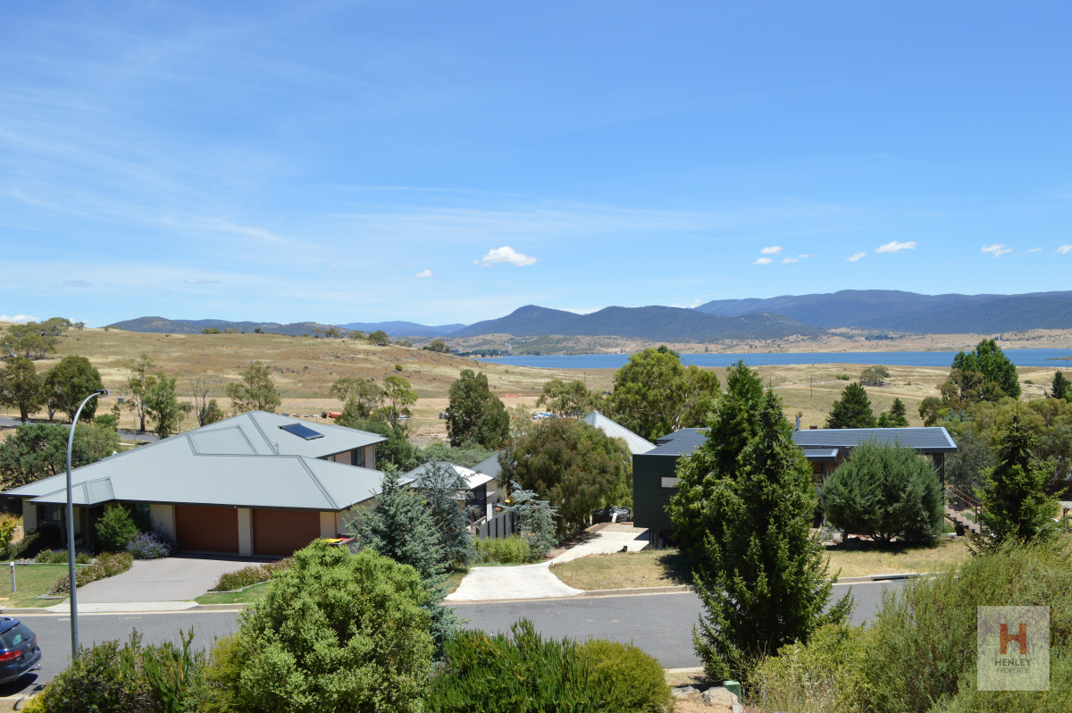  Breathtaking views of Lake Jindabyne and the Snowy Mountains.