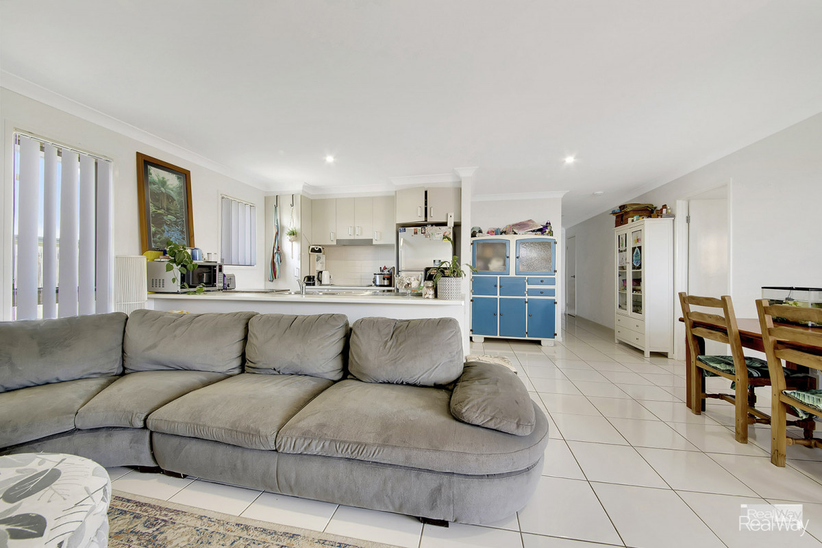 FAMILY HOME AT MULAMBIN BEACH ONLY 7 YEARS OLD RealWay Australia