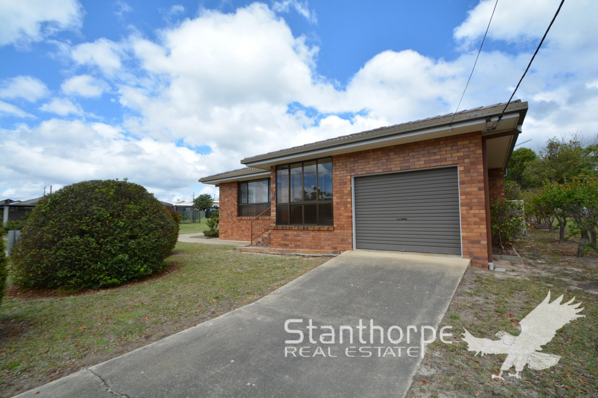 STANTHORPE LARGE 3 BEDROOM FAMILY RESIDENCE EXCELLENT LOCATION GENEROUS SIZED BRICK HOME