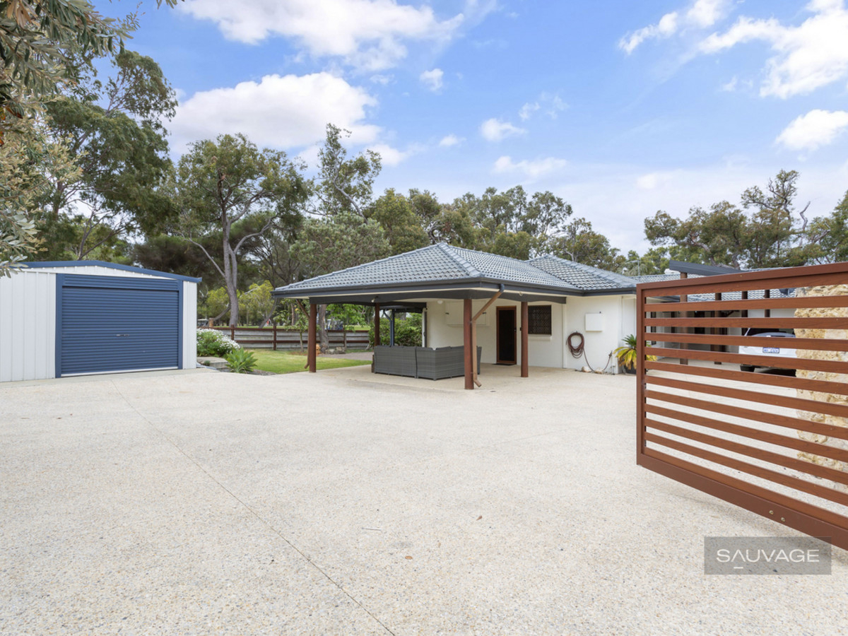 LOVELY HOME OVERLOOKING HALLS HEAD GOLF COURSE Sauvage Properties