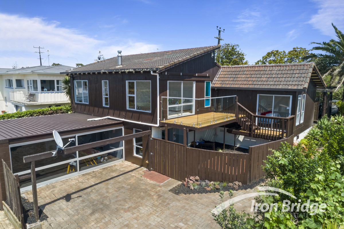 Spacious Family Home with Stunning Views! Iron Bridge Property Group