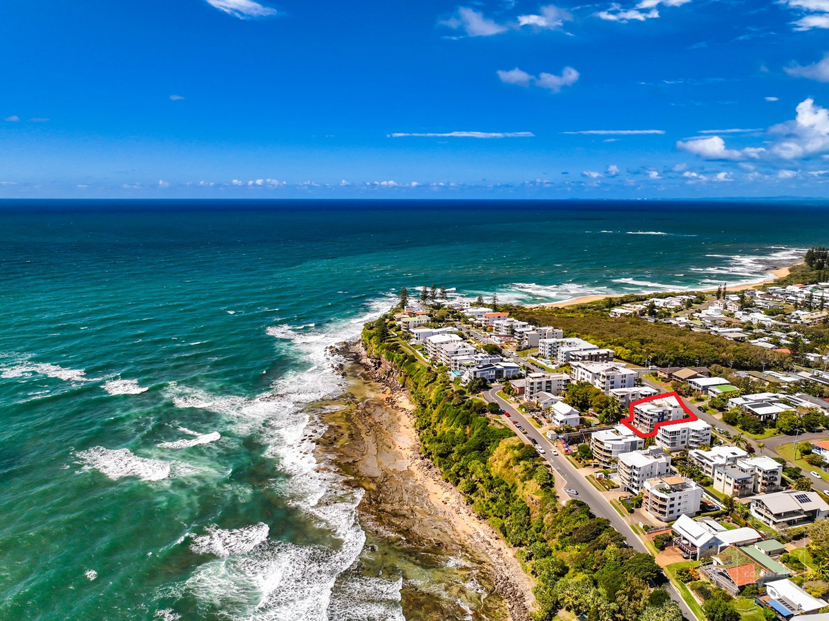 AMAZING MOFFAT BEACH APARTMENT WITH ROOF TOP TERRACE • Caloundra City