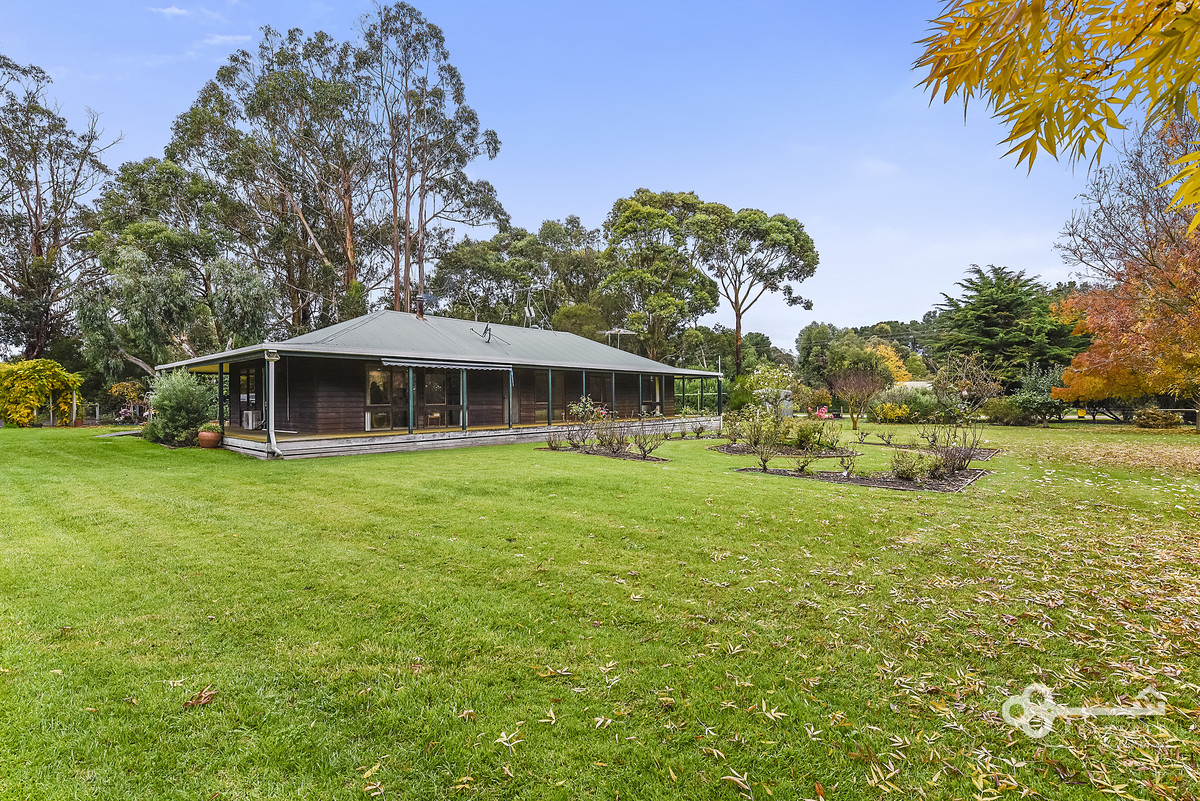 FAMILY RESIDENCE PLUS TWO SELF CONTAINED COTTAGES ON 5 ACRES Key2Sale