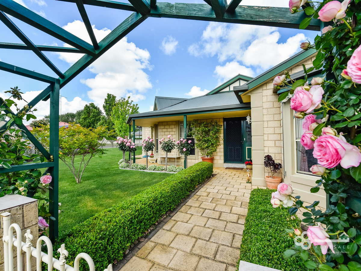 STUNNING FAMILY HOME WITH SPECTACULAR GARDENS - Key2Sale