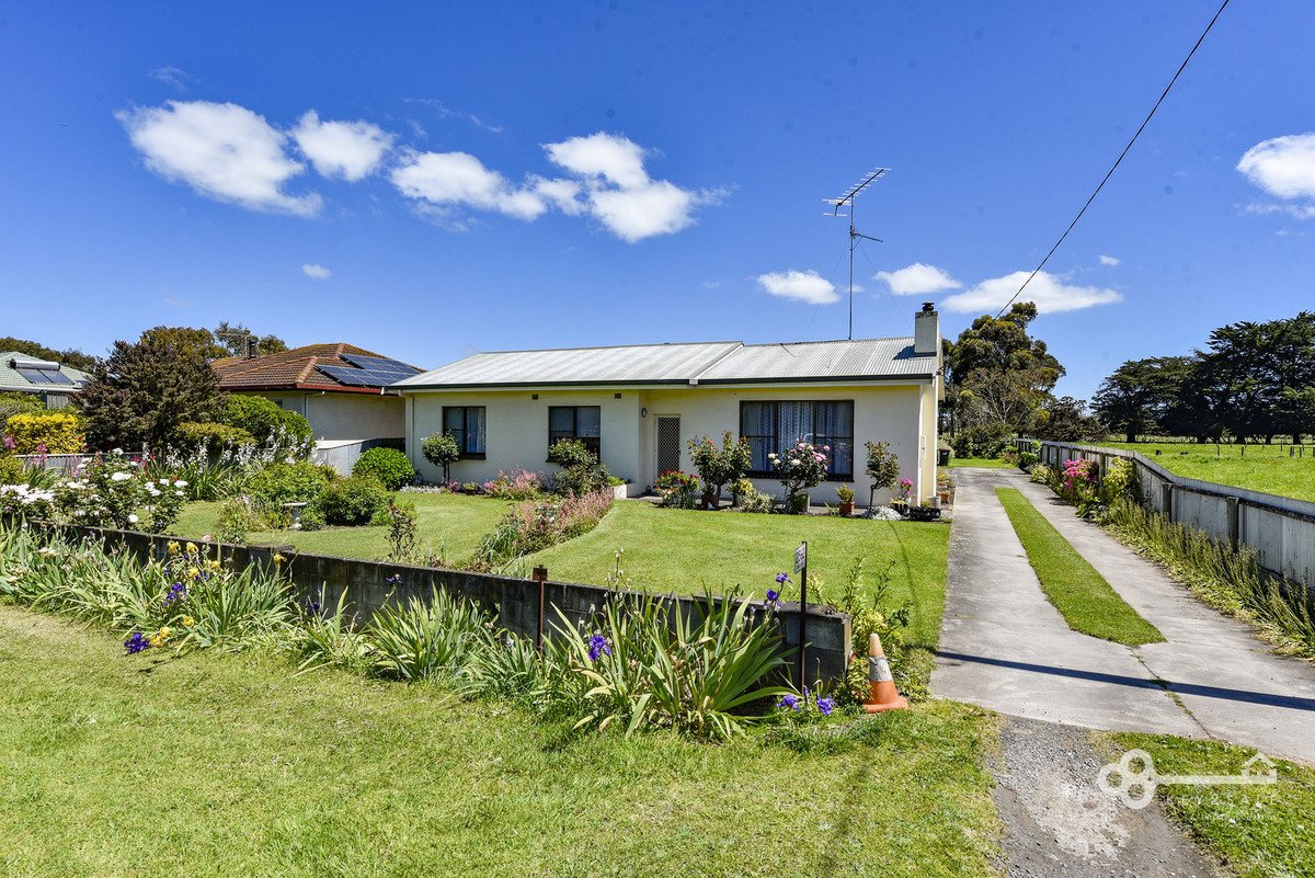 3 BEDROOM HOME ON 2.4 ACRES IN MOORAK! Key2Sale