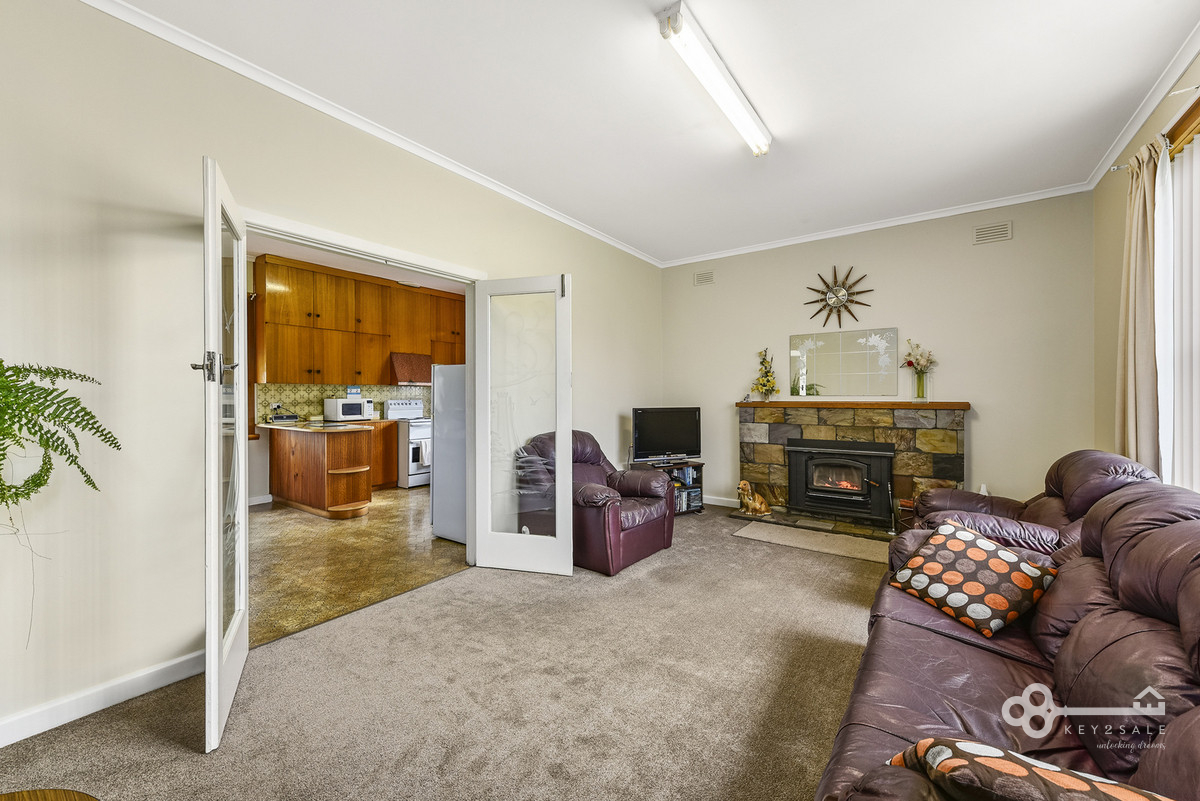 3 BEDROOM HOME ON 2.4 ACRES IN MOORAK! Key2Sale