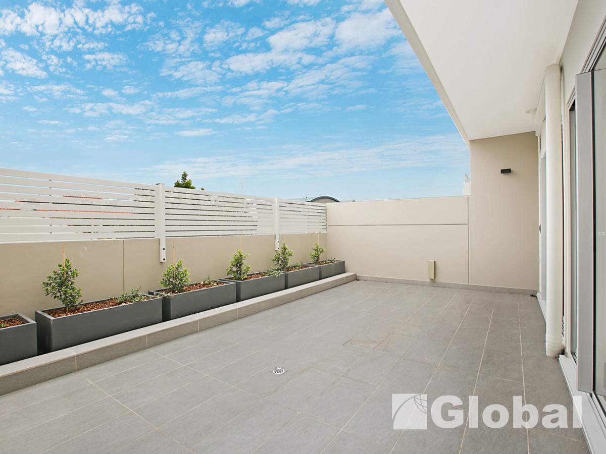 Stunning Shearwater complex Global Property