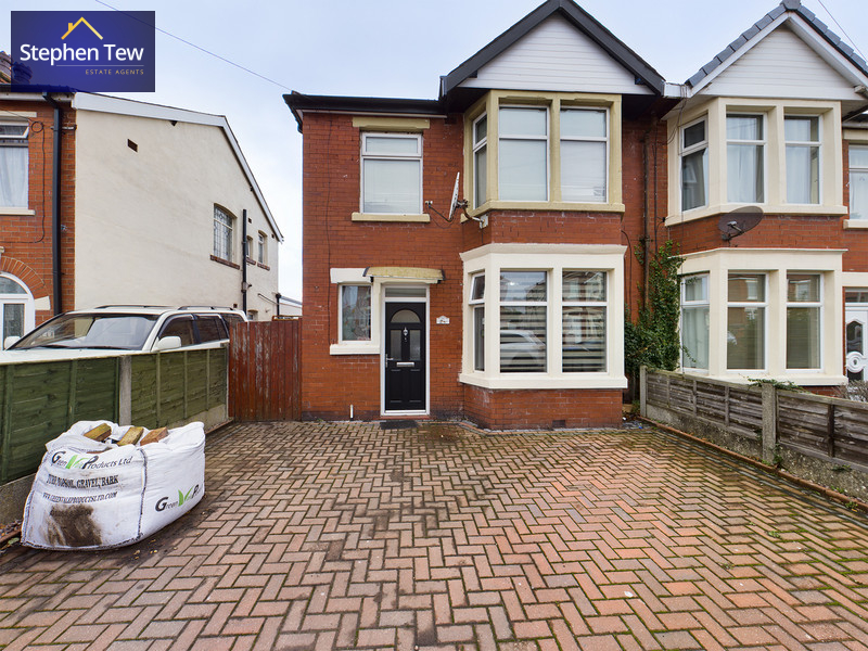 Semi Detached House Situated On Lindale Gardens In A Popular Area Of Highfield Road Conveniently Placed For Schools, Shops, Public Transport And Other Local Amenities.