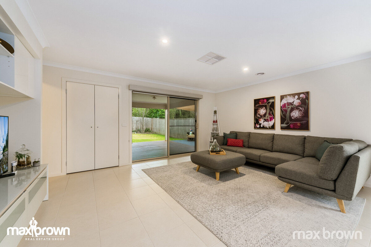 CLASSY, CAREFREE LIVING IN THE CLOVERLEA ESTATE Max Brown Real Estate Group