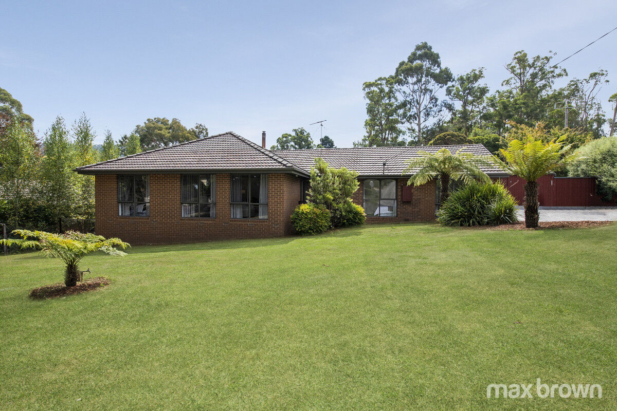 COUNTRY AIR, CONVENIENCE & ABUNDANT PARKING Max Brown Real Estate Group