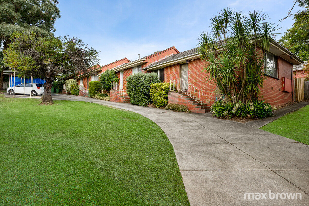 SINGLE LEVEL UNIT IN GREAT LOCATION, REQUIRING SOME TLC! Max Brown