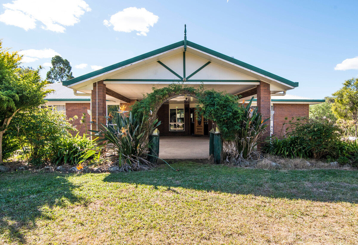 Large Family Home Set On Private Acreage In Hodgson Vale, 445.00 p/w