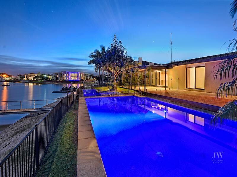 2 / 11 Beverley Crescent, Broadbeach Waters Qld 4218