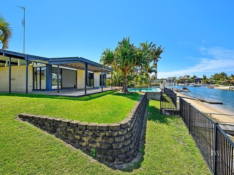 2 / 11 Beverley Crescent, Broadbeach Waters Qld 4218