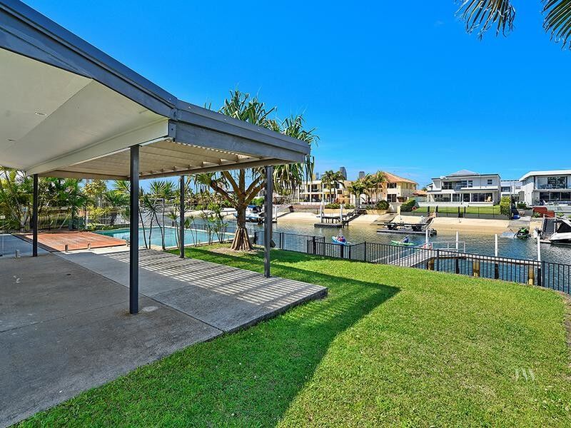 2 / 11 Beverley Crescent, Broadbeach Waters Qld 4218