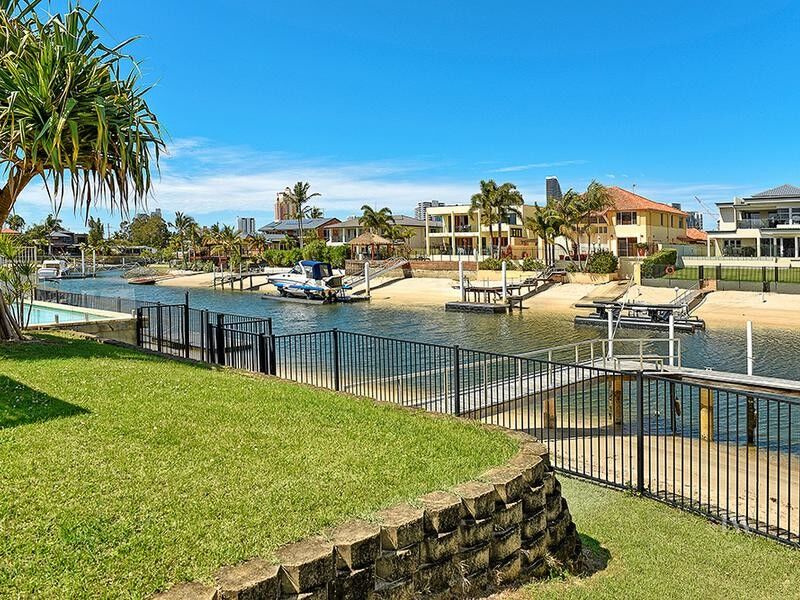 2 / 11 Beverley Crescent, Broadbeach Waters Qld 4218