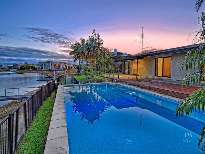 2 / 11 Beverley Crescent, Broadbeach Waters Qld 4218