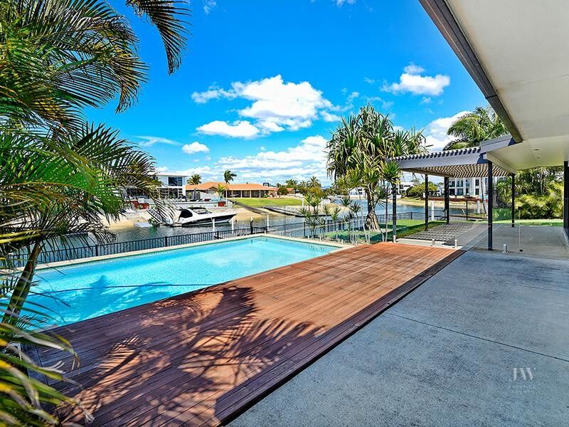 2 / 11 Beverley Crescent, Broadbeach Waters Qld 4218