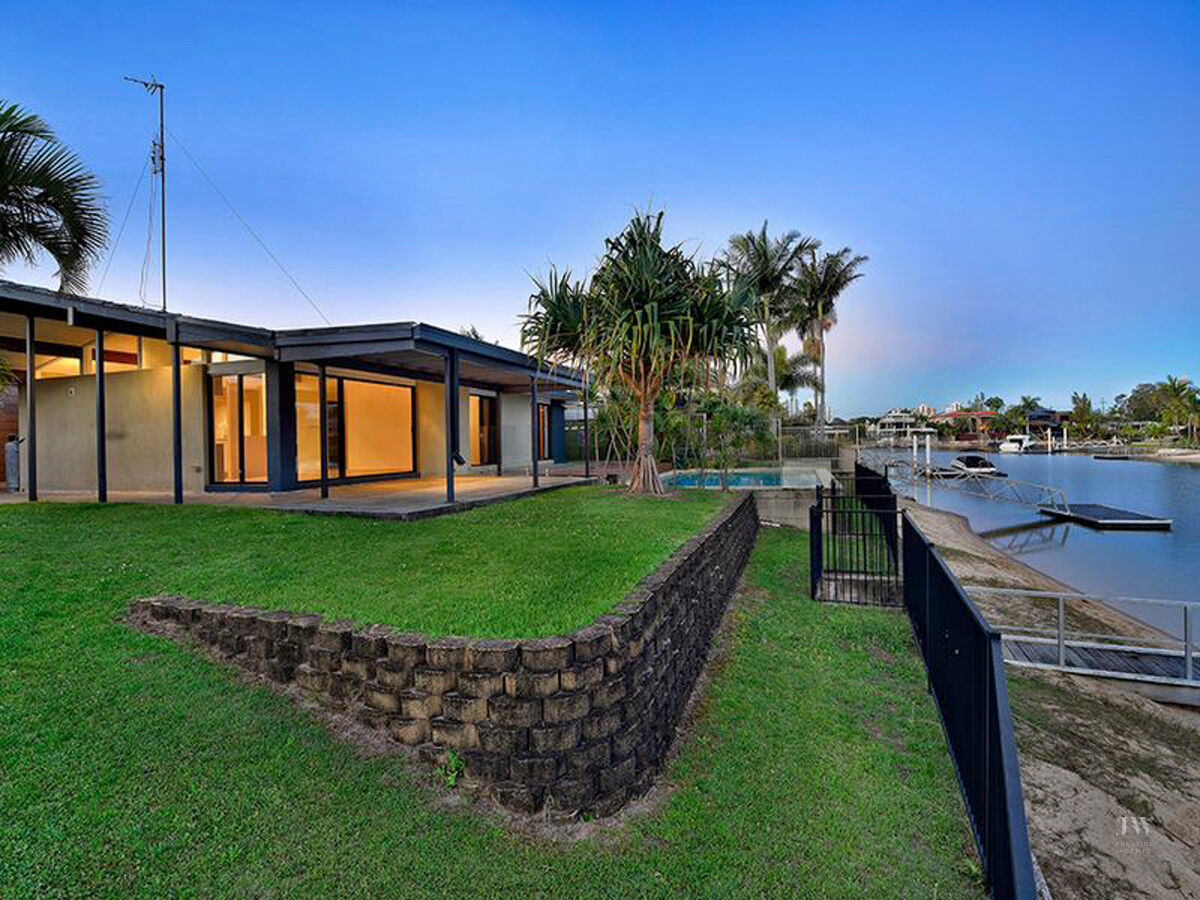 2 / 11 Beverley Crescent, Broadbeach Waters Qld 4218