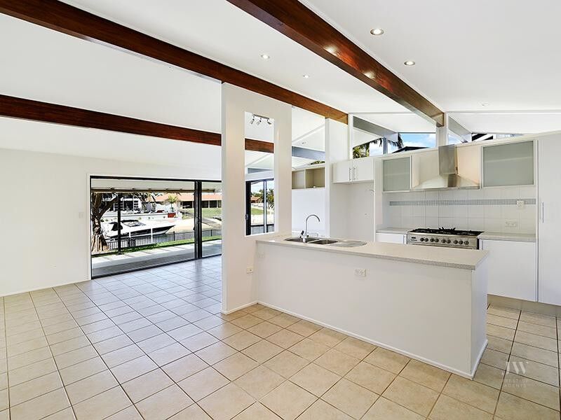 2 / 11 Beverley Crescent, Broadbeach Waters Qld 4218