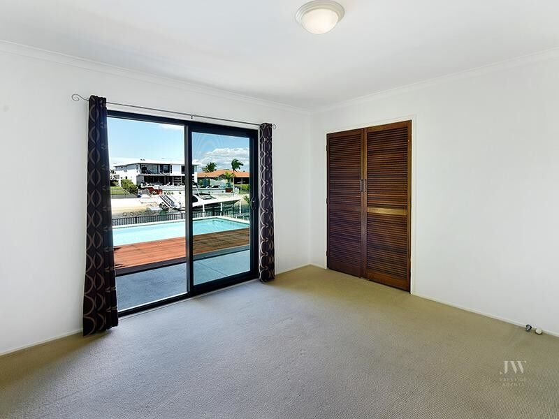 2 / 11 Beverley Crescent, Broadbeach Waters Qld 4218