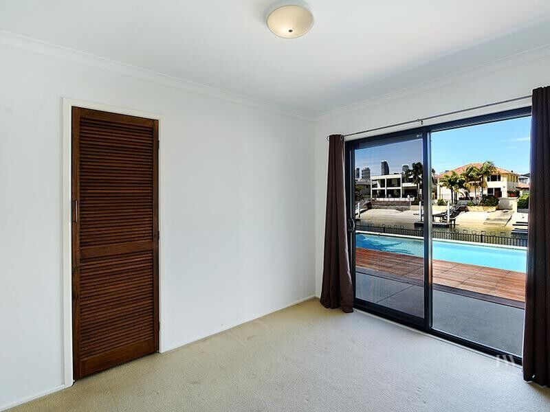 2 / 11 Beverley Crescent, Broadbeach Waters Qld 4218