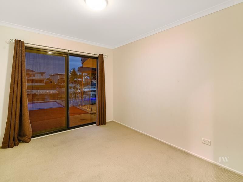 2 / 11 Beverley Crescent, Broadbeach Waters Qld 4218