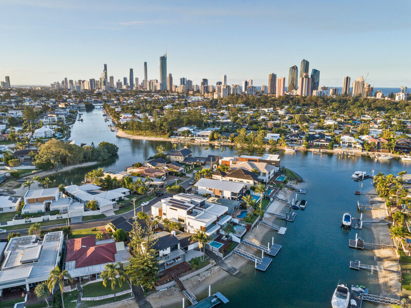 2 / 11 Beverley Crescent, Broadbeach Waters Qld 4218