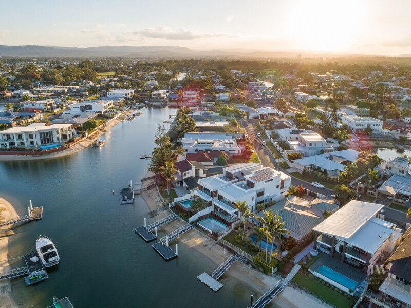 2 / 11 Beverley Crescent, Broadbeach Waters Qld 4218