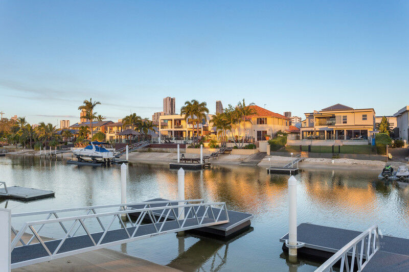 2 / 11 Beverley Crescent, Broadbeach Waters Qld 4218