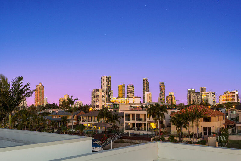 2 / 11 Beverley Crescent, Broadbeach Waters Qld 4218