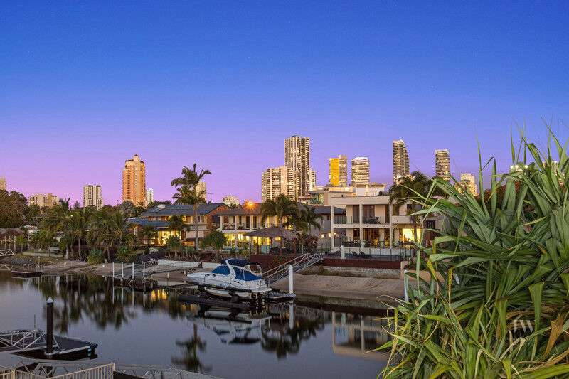 2 / 11 Beverley Crescent, Broadbeach Waters Qld 4218