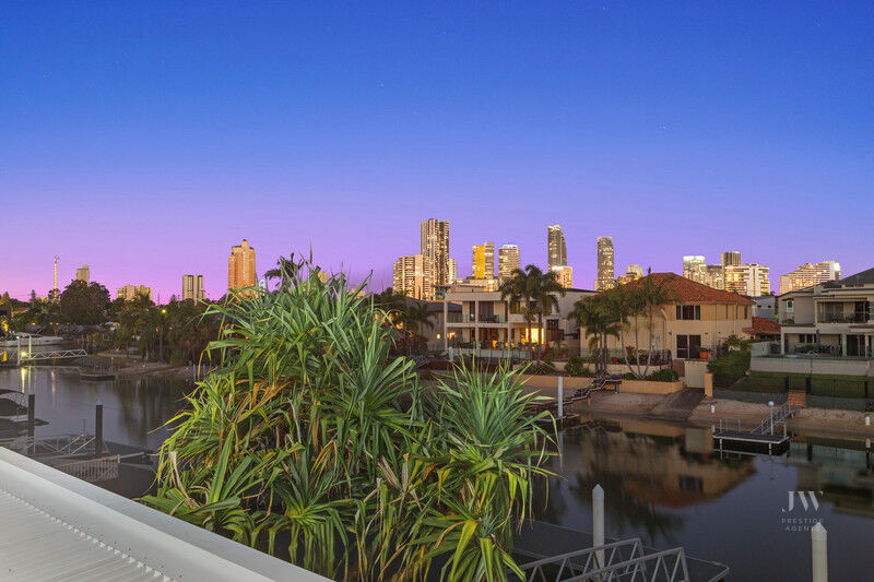 2 / 11 Beverley Crescent, Broadbeach Waters Qld 4218