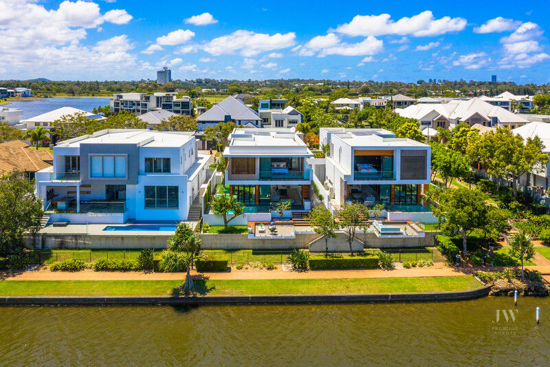 Villa One / 5022 Emerald Island Drive, Carrara Qld 4211