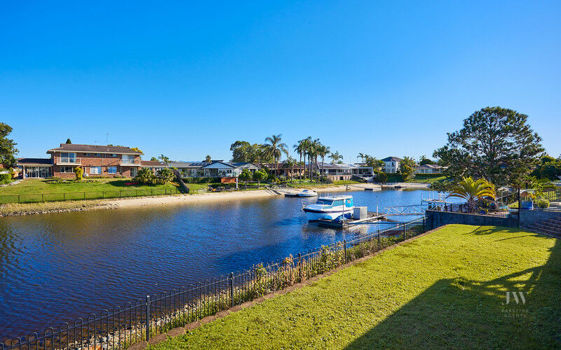 13 Pilot Court, Mermaid Waters Qld 4218